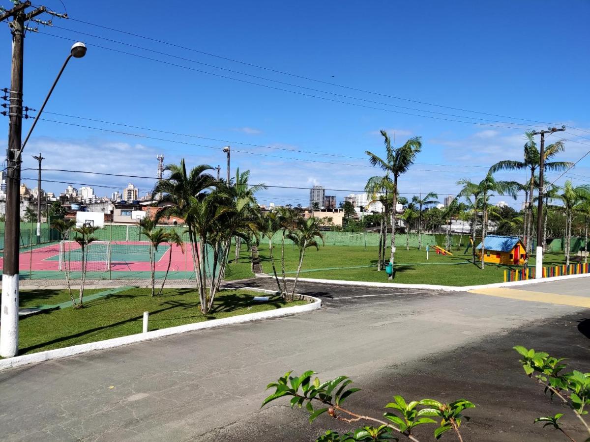 Apartamento até 10 pessoas na enseada Guarujá em condomínio clube praia piscinas salão jogos quadra futebol campo parquinho brinquedos Wi-fi Home office Exterior foto